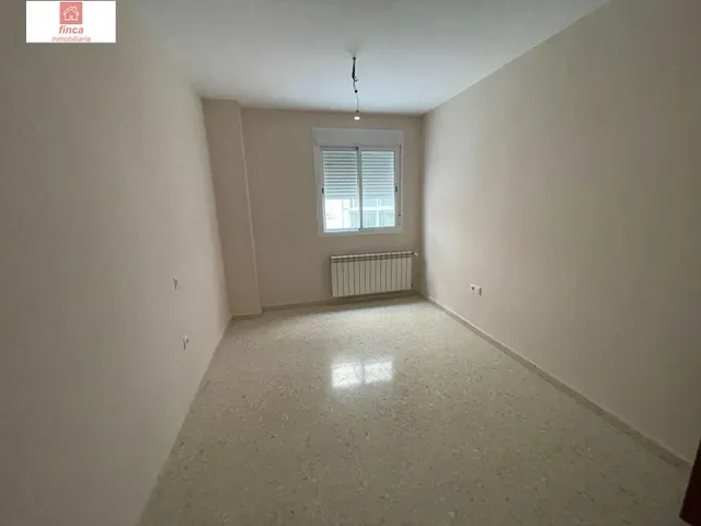 ALQUILER PISO EN BADAJOZ, DETRAS HOSPITAL UNIVERSITARIO, PISO SIN AMUEBLAR, COCINA AMUEBLADA Y EQUIPADA, CLIMATIZADO, CON ASCENSOR Y GARAJE, LUMINOSO — 13