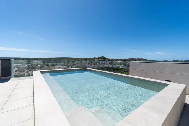 Ático a estrenar con piscina y vistas al mar en Santa Ponça