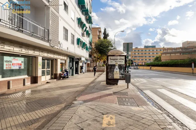 Localazo en esquina con mas de 30 de fachada. Avd de Dilar junto ambulatorio del Zaidín — 15
