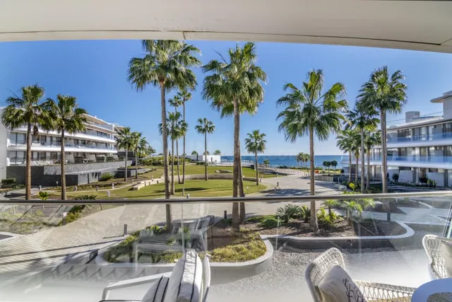 Apartamento de 2 dormitorios con vistas al mar en Estepona — 2