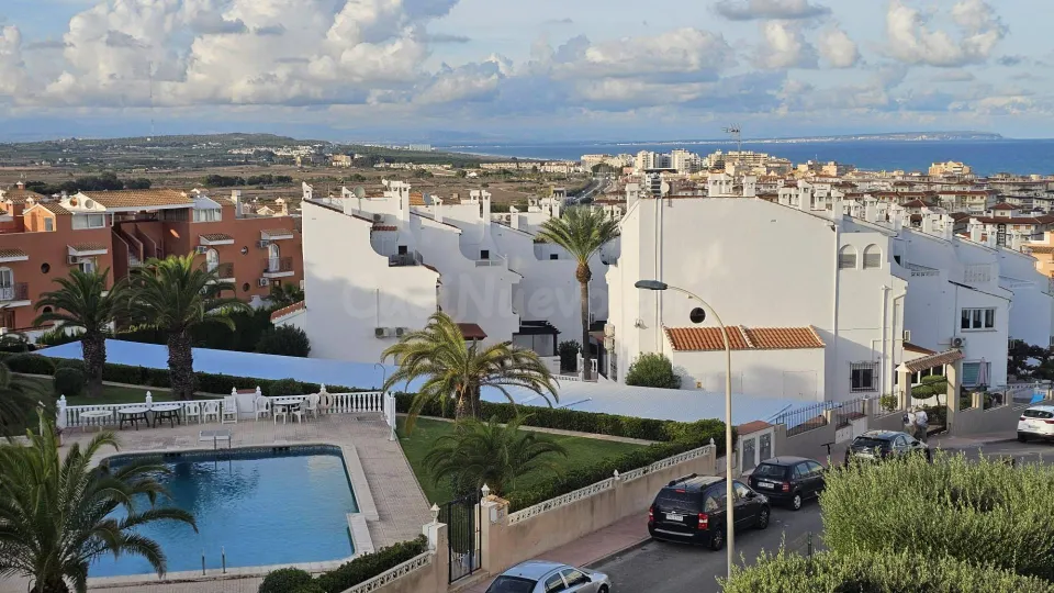 Estudio con piscina. parquing y vista al mar