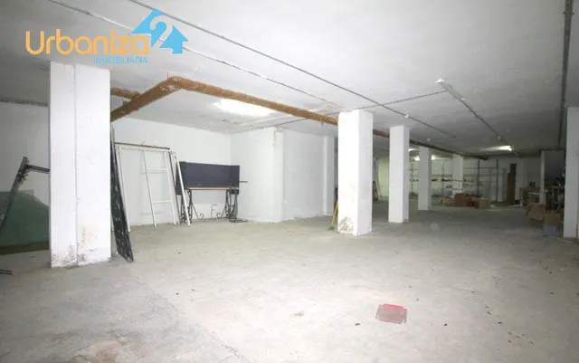 LOCAL COMERCIAL EN UNA DE LAS MEJORES  CALLES PEATONALES DE BADAJOZ . 206 m2  CON ESCAPARATES — 11