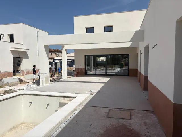 EXCLUSIVO CHALET INDEPENDIENTE DE OBRA NUEVA CON PISCINA EN  - foto 4