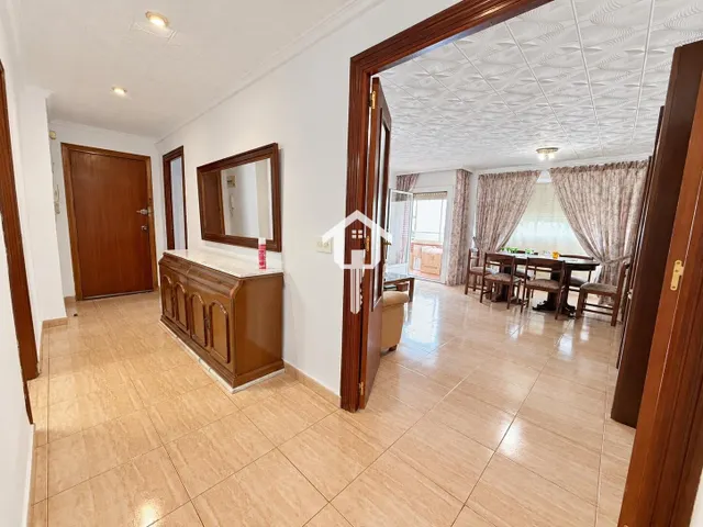PISO EN VENTA EN ALICANTE. ZONA DE LA FLORIDA. 134m2 CON 4 habitaciones DOBLES, 2 BAÑOS COMPLETOS, TERCERA PLANTA CON ASCNESOR, TERRAZA Y DESPENSA. — 21