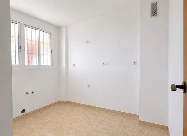 Piso reformado de 3 dormitorios con piscina en Aguadulce Norte — 11