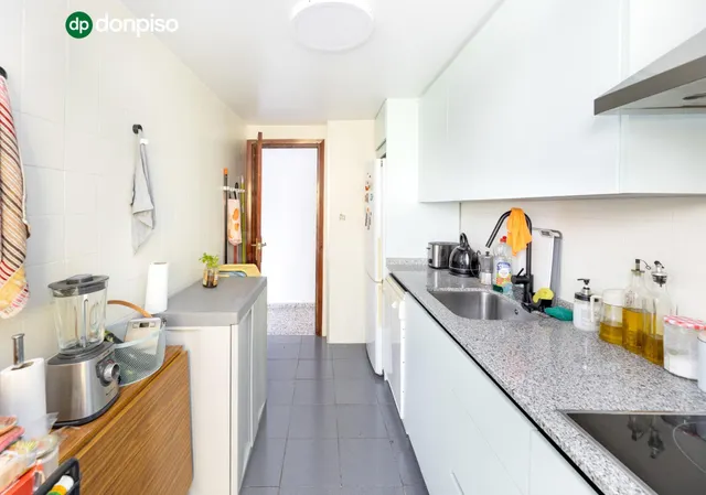 En Venta Piso de 4 dormitorios con ascensor, ideal para refo - foto 4