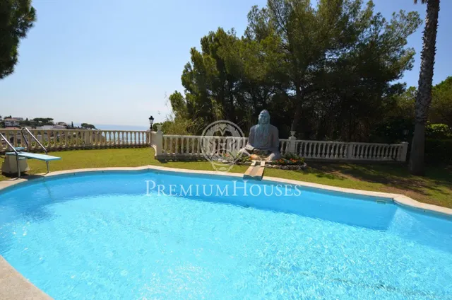 Casa en venta con gran parcela frente al mar en Canet de Mar — 2