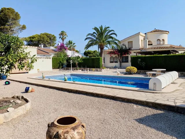 Bonita y amplia villa independiente con piscina a tan solo 2