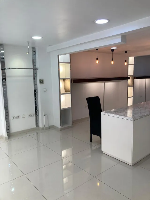 SE VENDE LOCAL MUY CÉNTRICO (para invertir) — 3