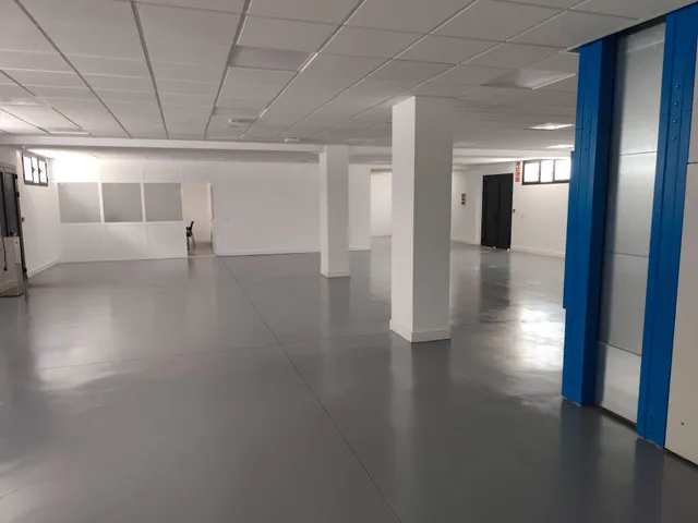 Nave en Poligono de Las Quemadas totalmente reformada y perfectamente instalada para uso mixto de oficinas y almacen — 37