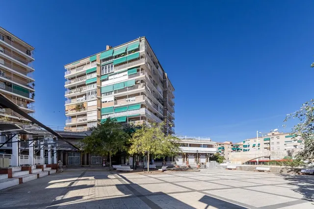 PISO REFORMADO CON VISTAS PANORÁMICAS A UN PASO DEL CENTRO DE GRANADA — 37