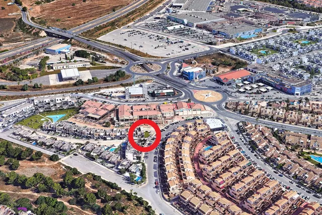 Planta baja moderna (aprox. 63 m2) con 2 dormitorios, 2 baños y amplia terraza/jardín. Gran zona de piscina, cerca del La Zenia Boulevard, ¡y a 15 minutos a pie de la Playa de La Zenia! — 42