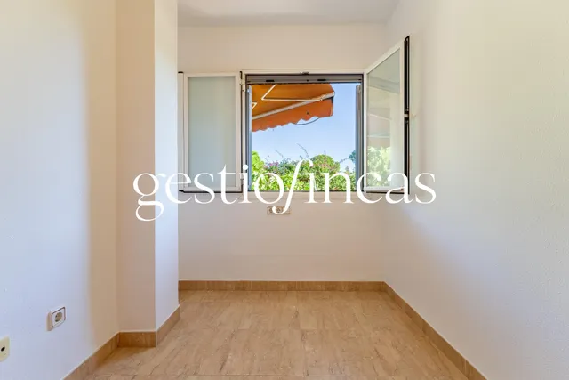 Espectacular bajo con gran jardín privado, piscina y parking a 5 minutos del mar — 17