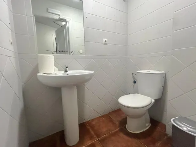 LOCAL COMERCIAL EN VENTA, AVDA. REINA VICTORIA EUGENIA — 15