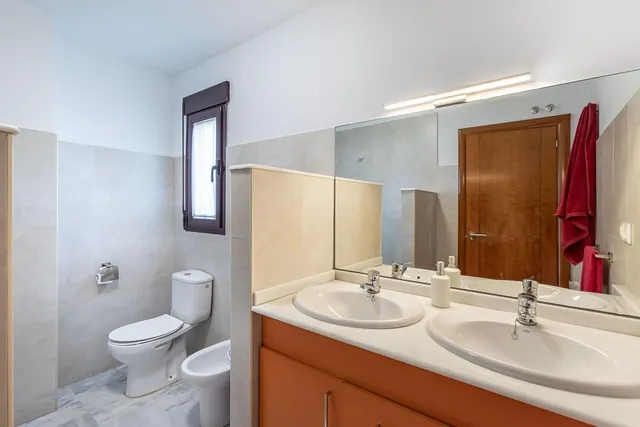 Amplia casa de 182 m2 con patio, gran sótano y a menos de 5 minutos del metro — 19