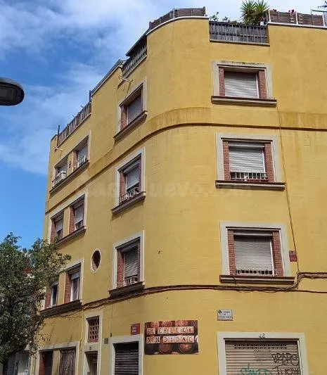 SE VENDE piso OKUPA en Calle Sant Benet 13 de Santa Coloma d - foto 3