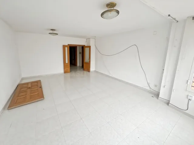 Amplio Piso en Vinaròs - Ideal para Reformar a Tu Gusto - foto 3