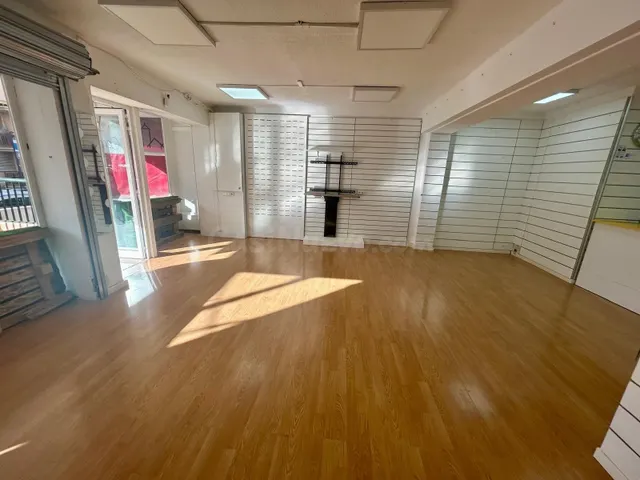 SE VENDE LOCAL COMERCIAL DE 112 M2 CON TERRAZA PRIVADA EN EL - foto 3