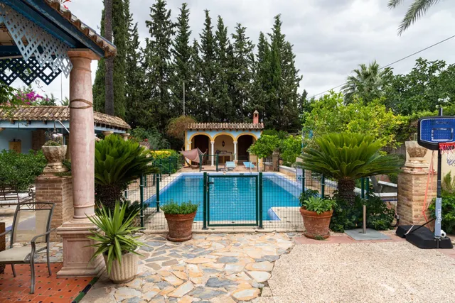 Ponemos a la venta este precioso y peculiar chalet con piscina privada. — 13