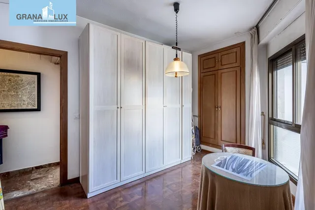 Pisazo en paseo del salón - Granada — 27