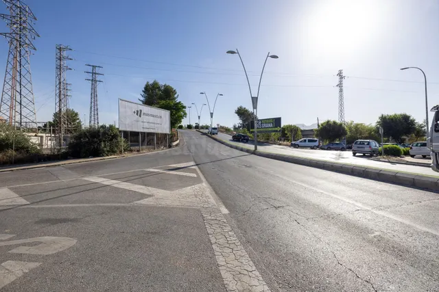 ¡Oportunidad Única! Amplia Nave Industrial en Albolote - foto 2