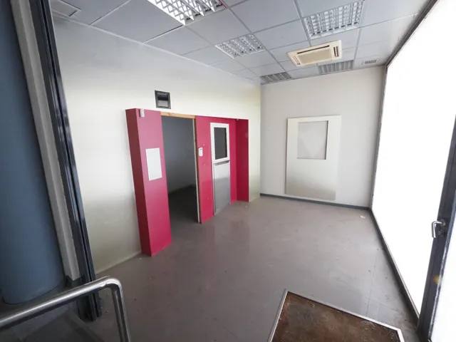 SE VENDE LOCAL COMERCIAL EN CASTELLBISBAL — 14