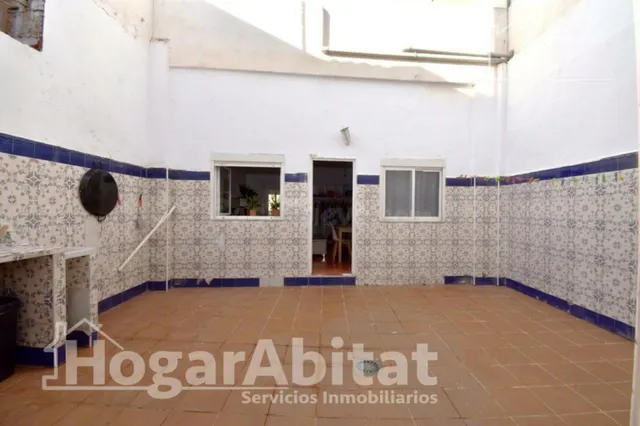 Gran patio privado y excelente ubicación en esta amplia planta baja en El Cabanyal — 2