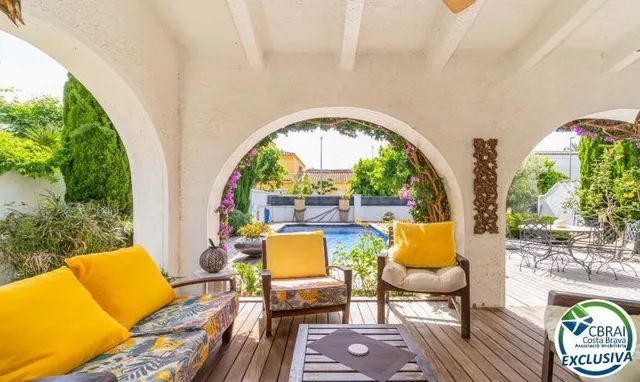 Espectacular casa reformada con piscina en Empuriabrava - foto 2