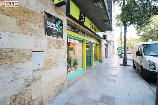 LOCAL COMERCIAL EN ALQUILER – CALLE CÉNTRICA CON GRAN ESCAPA - foto 2