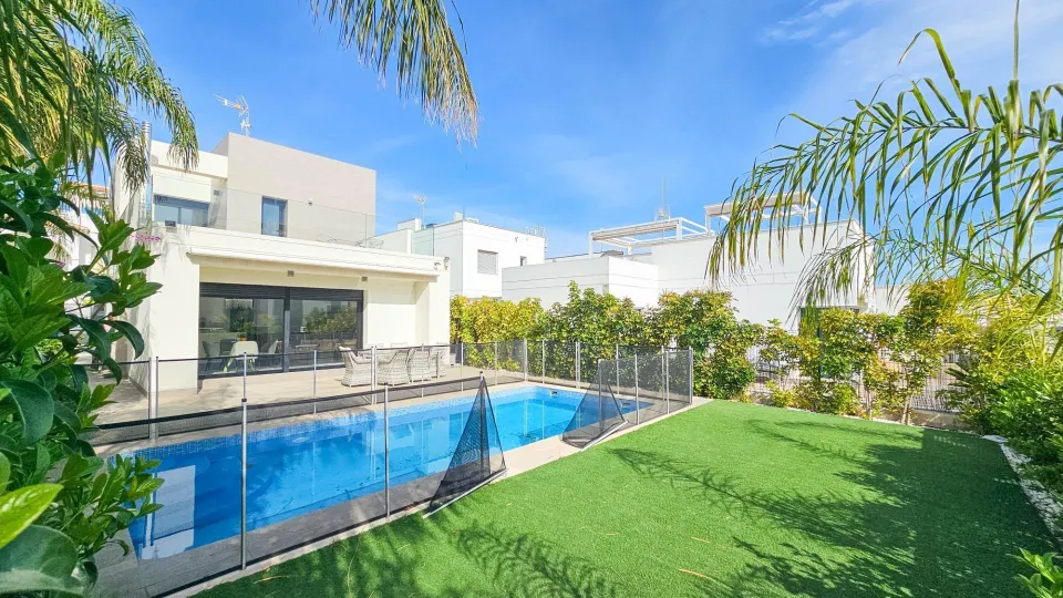 Villa con piscina privada, Alicante, Rojales, Ciudad Quesada. 3 habitaciones, 88 m2, 8,6 kilómetros del mar