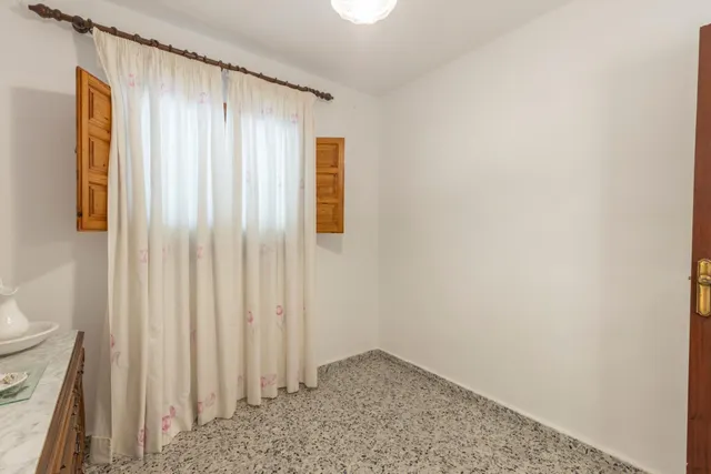 Preciosa casa de 3 plantas con patio y vistas a la montaña en Jete — 11