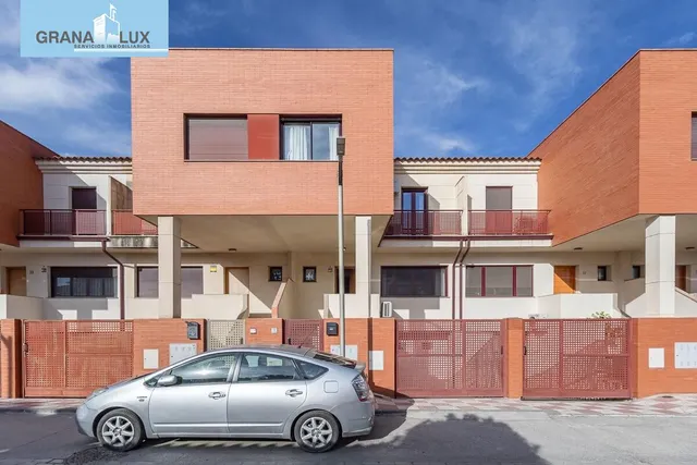 Amplia casa de 182 m2 con patio, gran sótano y a menos de 5 minutos del metro — 32