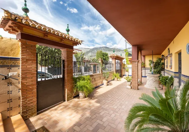 Espectacular chalet independiente con piscina en Alfacar — 4