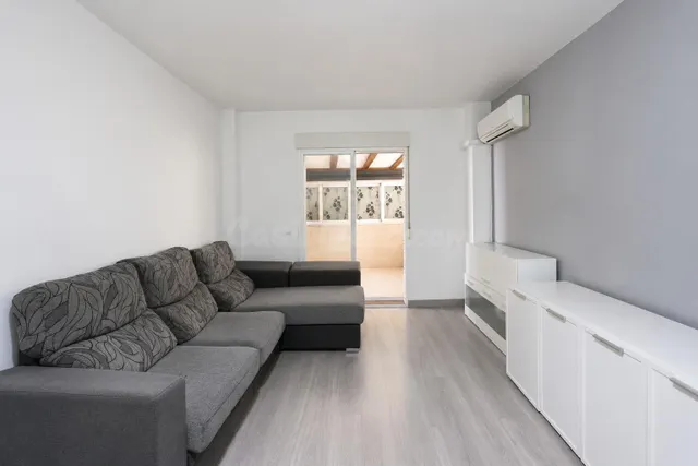 Piso de 2 dormitorios junto al metro, con amplio salón y coc - foto 3