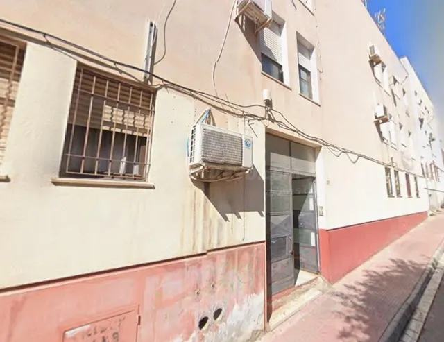 Se vende piso OKUPADO en Calle Damaso Alonso 44 de Almería, 