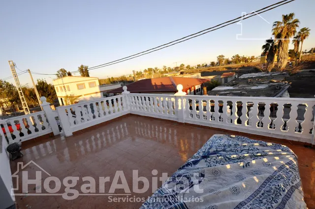 CASA CON GRAN TERRENO, PISCINA Y GARAJE CERCA DE LA PLAYA