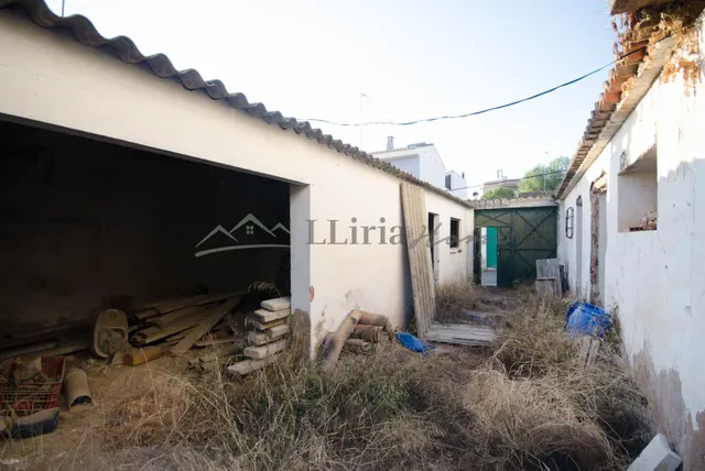 Ref. 04402.- Solar urbano con dos almacenes en S. Antonio de Benagéber, núcleo urbano. — 15