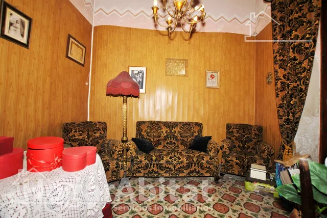 Amplia casa esquinera con terraza y trastero en el centro — 11