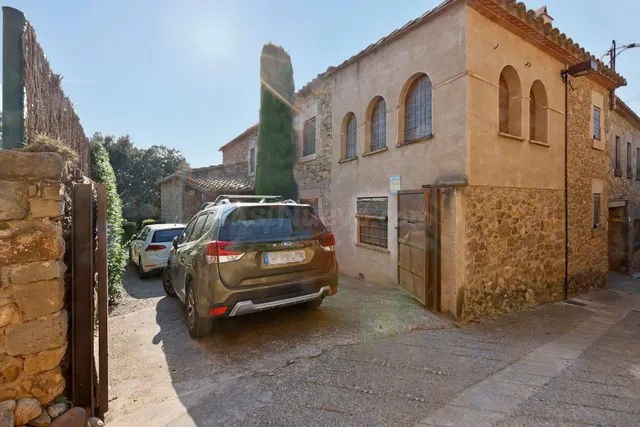 Excelente casa de pueblo con vistas al emporda en perfecto e - foto 3