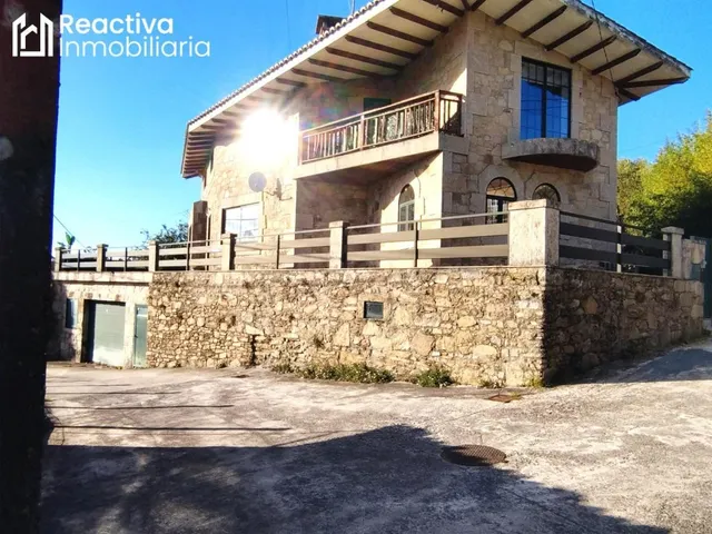 Chalet muy amplio con finca y garaje.