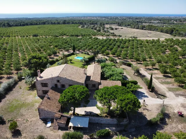 Única Masía de 900m2 en Parcela de 10.000 M2 de Terreno, con