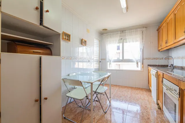 Luminoso piso exterior a esquina de 90 m2 con balcón, garaje y vistas despejadas en avenida de Alicante (vpo) — 14