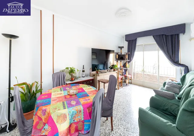 En Venta Piso de 4 dormitorios con ascensor, ideal para reformar a tu gusto. — 24