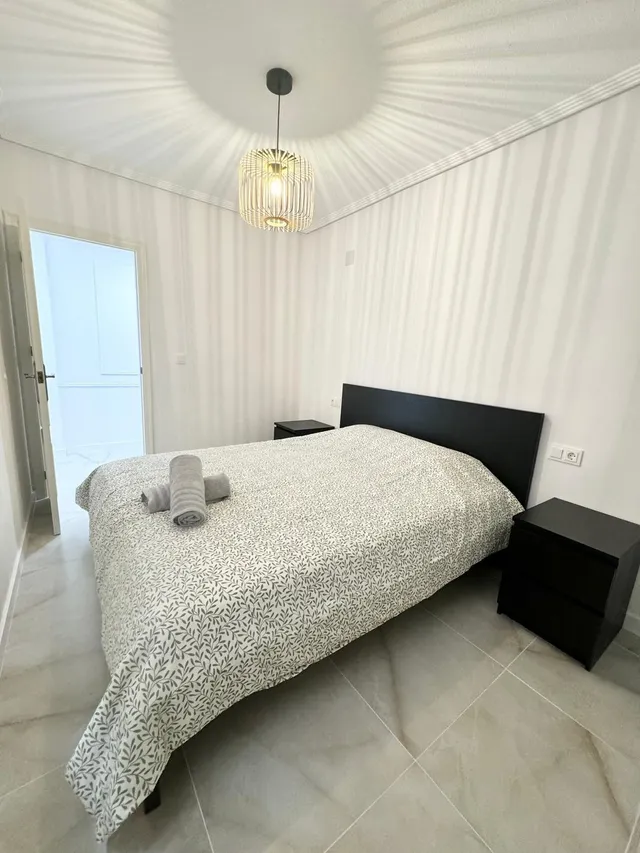 Apartamento de 2 dormitorios  Reformado con licencia turística, piscina  en el Centro de Torrevieja — 10
