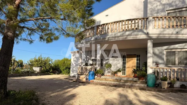 AMPLIO CHALET CON GRAN PARCELA, JARDIN Y ESPACIOS EXTERIORES - foto 4