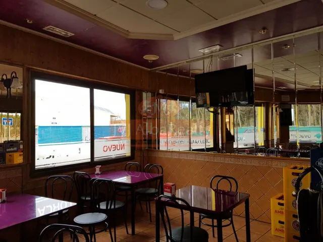 SE VENDE LOCAL COMERCIAL CON CAFÉ-BAR, EN ZONA SAN PABLO — 2