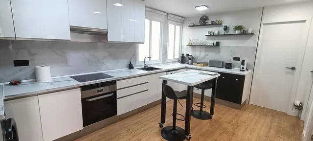 MAGNIFICO PISO DE TRES DOMITORIOS Y DOS BAÑOS REFORMADO CERC