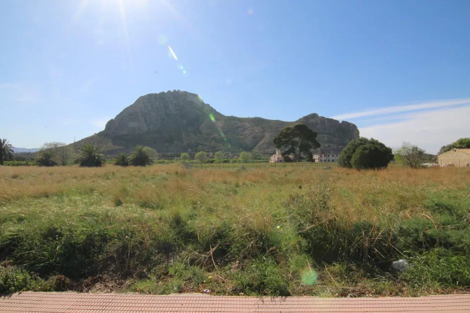 Se vende excelente parcela urbana en el pueblo de El Vergel, Alicante.