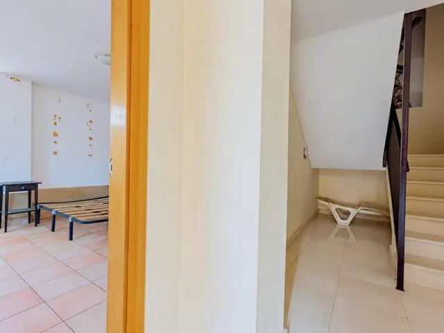 Magnífica y espaciosa casa adosada de 4 plantas (aprox. 176 m2). Varias terrazas y gran zona de piscina comunitaria. Cerca de campos de golf, La Zenia Boulevard, y a poco más de 5 km de las playas. — 6