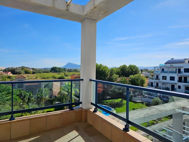Ático dúplex en dénia: dos terrazas, vistas al mar y una urbanización para disfrutar todo el año — 8